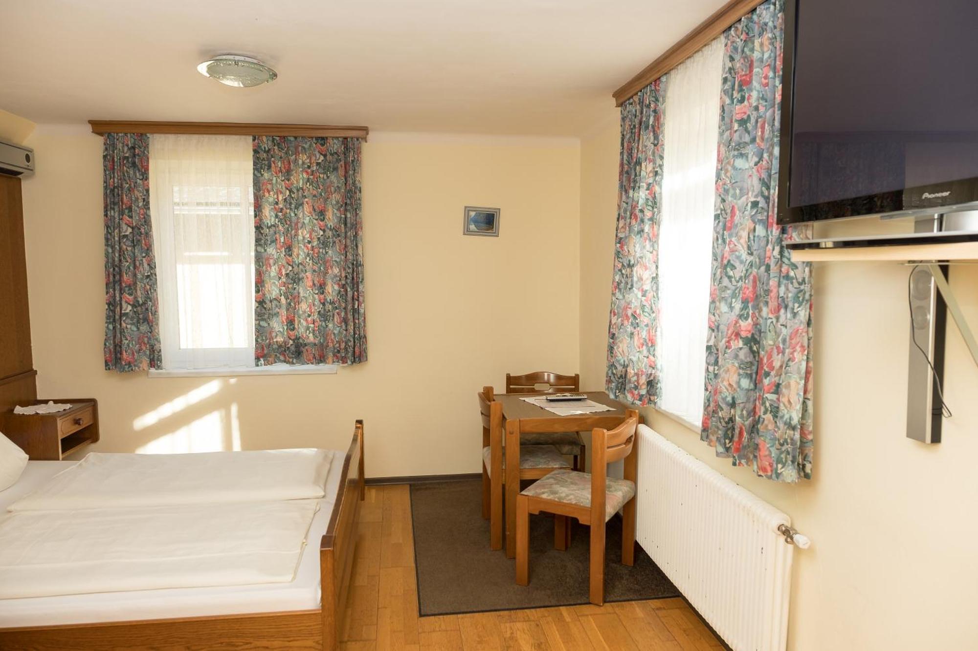 Strass im Attergau Rosslwirt-Rast Bed & Breakfast エクステリア 写真